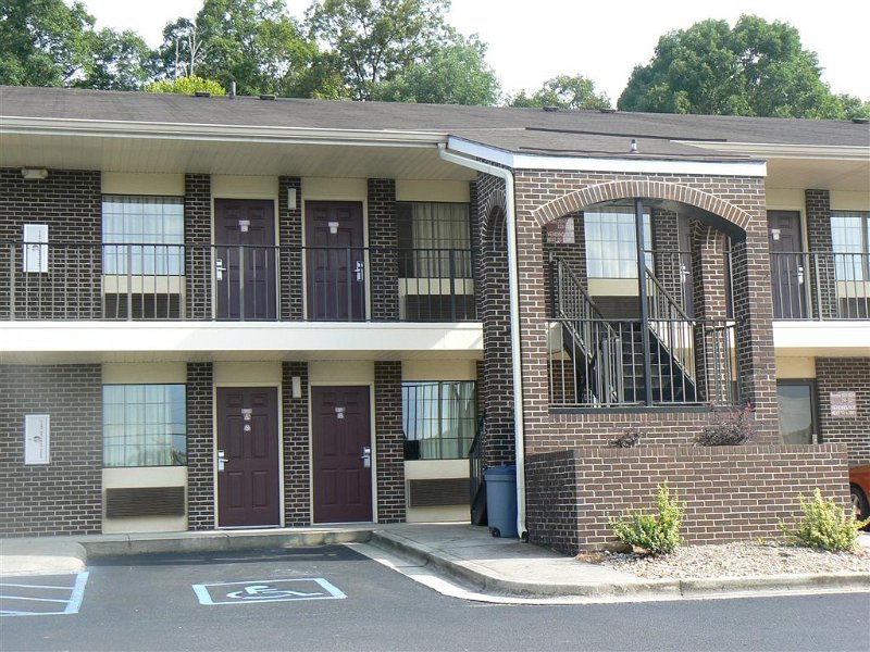 005-Outside Motel-Rm 221_Top left.JPG